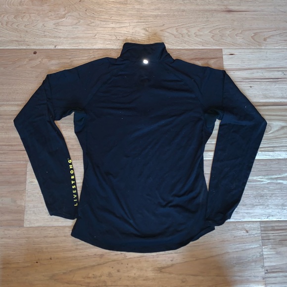 Women’s Nike live strong running long sleeve - Picture 2 of 5